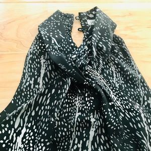 Black/white double front twist sleeveless top